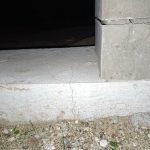 Трещина в свежем ленточном фундаменте под забор, насколько это опасно?