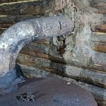 Что делать, если старая заделка вокруг трубы в бане начала разрушаться?