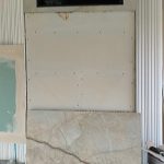 Почему керамогранит отошел от камина вместе с верхним слоем гипсоплиты?
