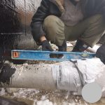 Какие существуют способы исправления неправильного уклона канализационной трубы после заливки фундамента?