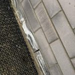 Почему мокнет нижний ряд кирпича возле бетонной террасы у дома?