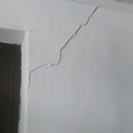 Почему пошли трещины между домом из шпал и кирпичной пристройкой?