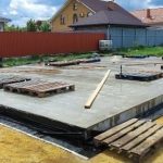 Как отвести воду от утепленной мягкой отмостки вокруг плиты?