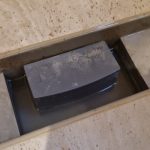 Какова причина попадания канализационных вод в душевую кабину в старом многоквартирном доме?