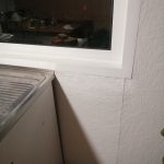 Чем закрыть низ окна, если вода стекает прямо на обшивку стены