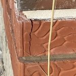 Какие факторы могут привести к разрушению кирпичной кладки цоколя при целом фундаменте?