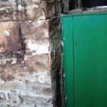 Почему течет черная жидкость возле трубы твердотопливного котла?