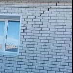 Трещины по облицовочной кладке старого деревянного дома, насколько это опасно?