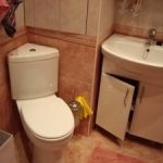 Угловой унитаз намертво приклеили к полу и стенам: можно ли снять без разбивания?