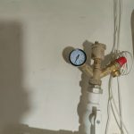 Почему давление в системе отопления падает после остановки нагрева котла?