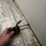 Щель между ламинатом и стеной