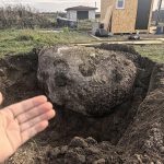 Что делать с огромным валуном на участке?
