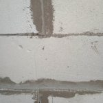 Почему появляются трещины под оконными проемами в доме из газоблока?