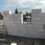Шатаются части фронтона из газоблока на армопоясе: разбирать или можно усилить
