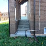 Может ли водосток размывать подушку под входной площадкой?