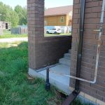 Может ли водосток размывать подушку под входной площадкой?