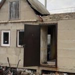 Стоит ли переделывать старый бетонный домик на сваях в баню с предбанником?