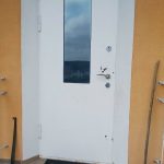 Как перенести входную дверь в плоскость фасада и убрать глубокие откосы?