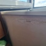 После дождей мокнет стена под балконным остеклением