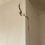 Что делать с крупной трещиной в перегородке ванной из газоблока?