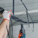 Можно ли прокладывать кабель без гофры под натяжным потолком