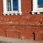 Почему после реставрации кирпичного фасада облупилась краска?