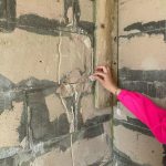 Газоблок начал сыпаться и зеленеть: насколько это опасно для недостроенного дома?