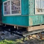 Как аккуратно закрыть низ дома сайдингом, если фундамент выступает наружу?