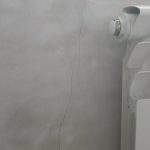 Вертикальные трещины под окнами в новом доме: насколько это критично?