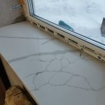 Может ли промерзать узел окна после установки каменного подоконника на клей?