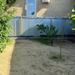 Как оформить зону сада, если двор хорошо просматривается из соседского окна?
