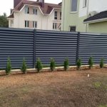 Какие трубы нужны для забора с горизонтальным металлическим штакетником?