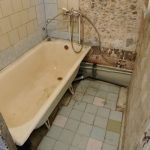 Можно ли продолжать ремонт ванной, если после снятия плитки чувствуется влажность?