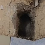 Можно ли продолжать ремонт ванной, если после снятия плитки чувствуется влажность?