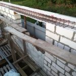 Армопояс как перемычка над большим окном в газобетоне, выдержит ли такую нагрузку?