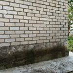 Угол стены отходит от фундамента и трещины растут, насколько это опасно?