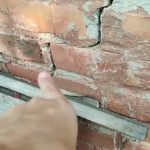 Старый дачный дом с трещинами, восстанавливать или лучше рассматривать снос