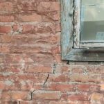 Старый дачный дом с трещинами, восстанавливать или лучше рассматривать снос