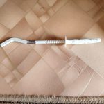 Чем вкрутить кронштейн радиатора, чтобы не повредить белое покрытие