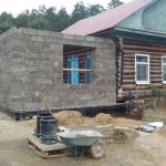 Как сделать фундамент под блочную пристройку к старому деревянному дому на Урале