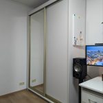 Реально ли сделать большие зеркальные распашные двери для шкафа?