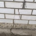 Трещина в кирпичной облицовке деревянного дома: что проверить перед ремонтом