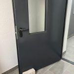 Нормально ли в новом доме стопорить подъездные двери кирпичами