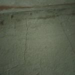 Может ли наливной пол протечь через трещины старой стяжки