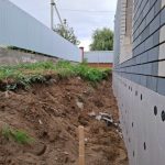 Можно ли выбирать грунт рядом с забором, если ФБС просто лежат на земле?