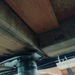 Нижняя обвязка на металлических опорах: можно ли оставлять такой узел