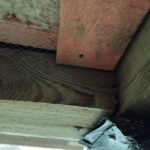 Нижняя обвязка на металлических опорах: можно ли оставлять такой узел