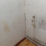 Как выровнять стену в ванной?