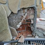 После снятия облицовки с цоколя разрушилась кладка: насколько это опасно?