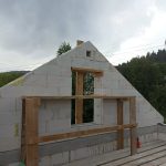 Оконный проем во фронтоне из газобетона: достаточно ли арматуры вместо перемычки
